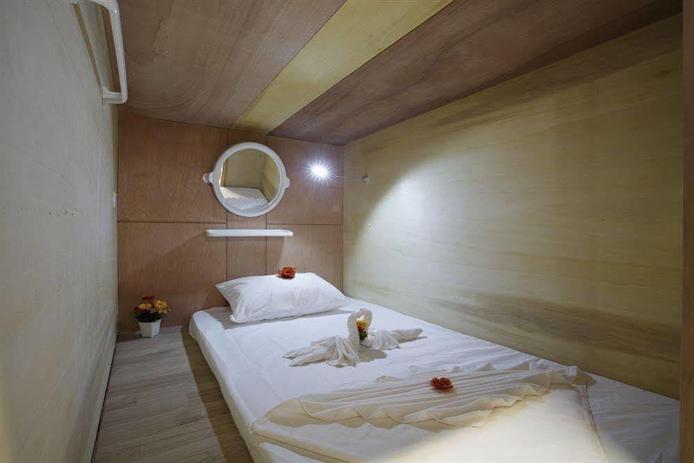 Capsule Hostel Patong Exteriör bild